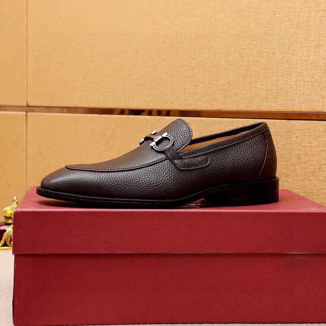 Men's shoes 💰460 💐 Product trademark: Ferragamo "Ferragamo" casual leather shoes Regular size: 38-44 (45🉑️customized) Product materials: Selected imported first-layer pebbled cowhide leather upper + luxury hardware buckle, imported water-dyed cowhide leather lining. Strong three-dimensional visual effect, original outsole Color: 3⃣️colors available